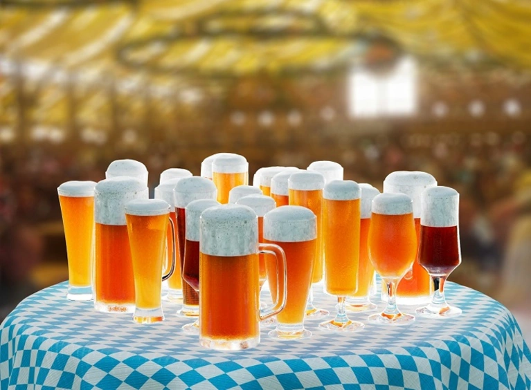 Biergläser auf dem Oktoberfest