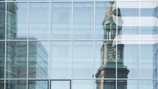 [Translate to English:] Der Hamburger Michel spiegelt sich in moderner Bürofassade